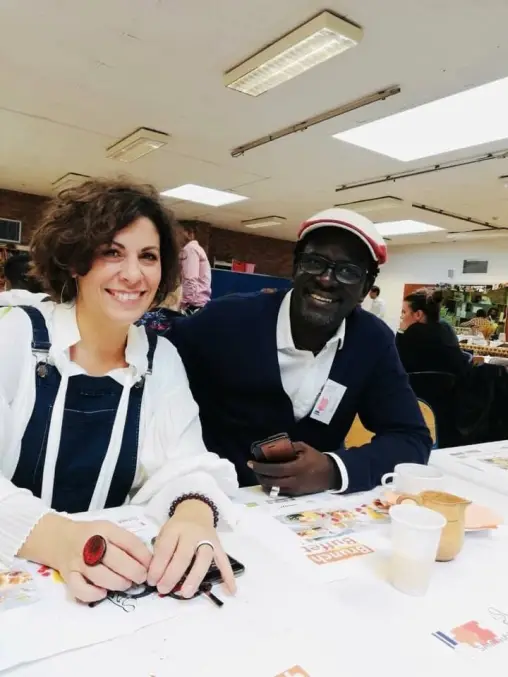 Deux personnes attablées lors d'une rencontre.
