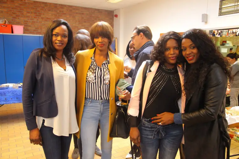 Cinq femmes posent ensemble lors d'une réception.