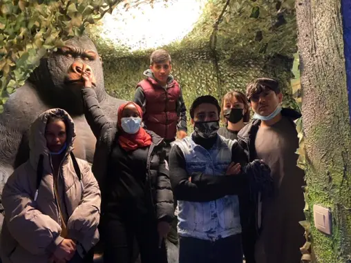 Un groupe posant devant une sculpture, lors d'une sortie.