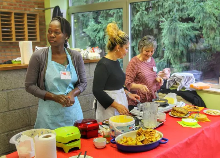 Des femmes préparent un repas lors d'un atelier cuisine.