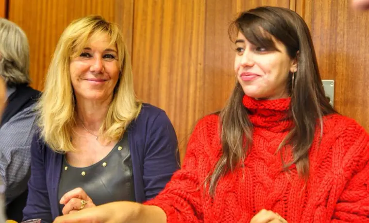 Deux femmes en conversation lors d'une rencontre.